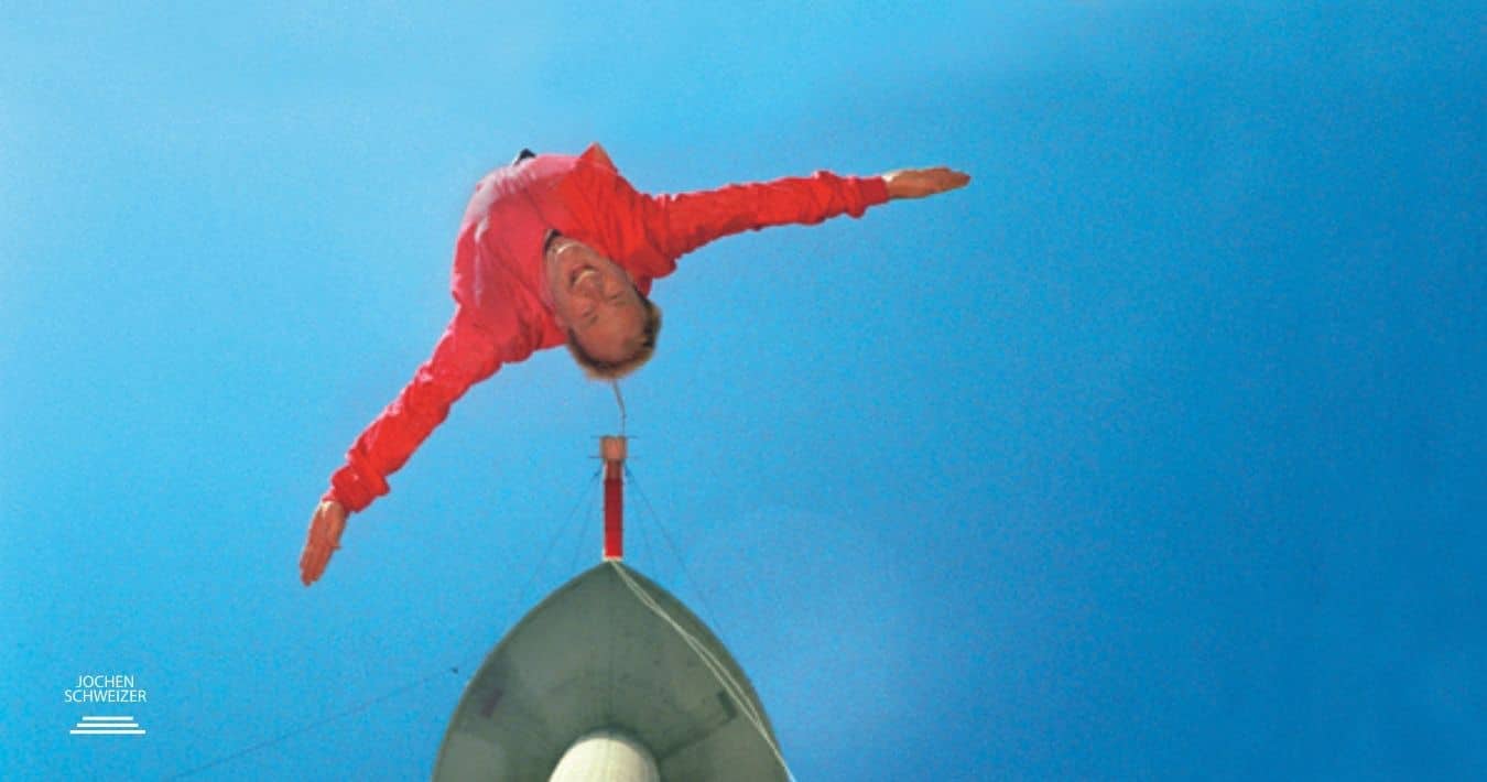 Jochen Schweizer macht einen Bungeesprung vom Wiener Donauturm