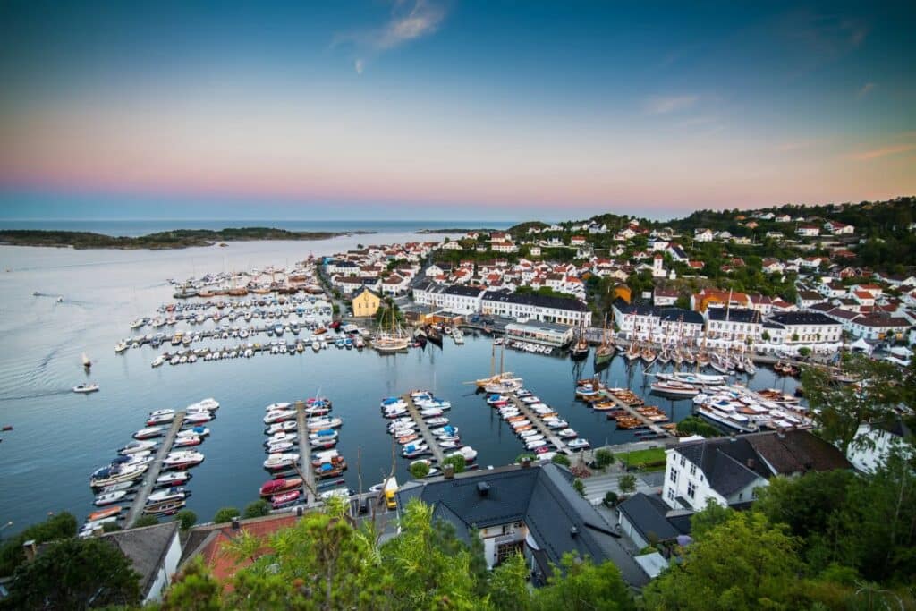 Vor Ihnen erstreckt sich der bezaubernde Hafen von Risør