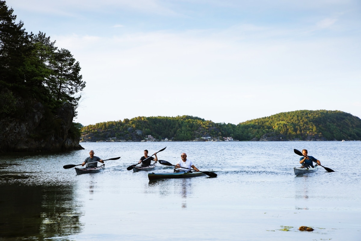 In absoluter Stille über das Wasser